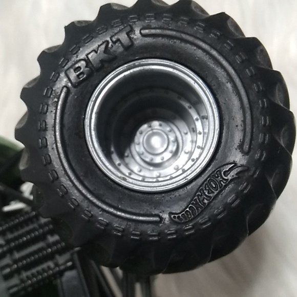 Monster Jam Avenger Hot Wheels Monster Truck Scale 1/24 Lucas Oil Products - Picture 11 of 14